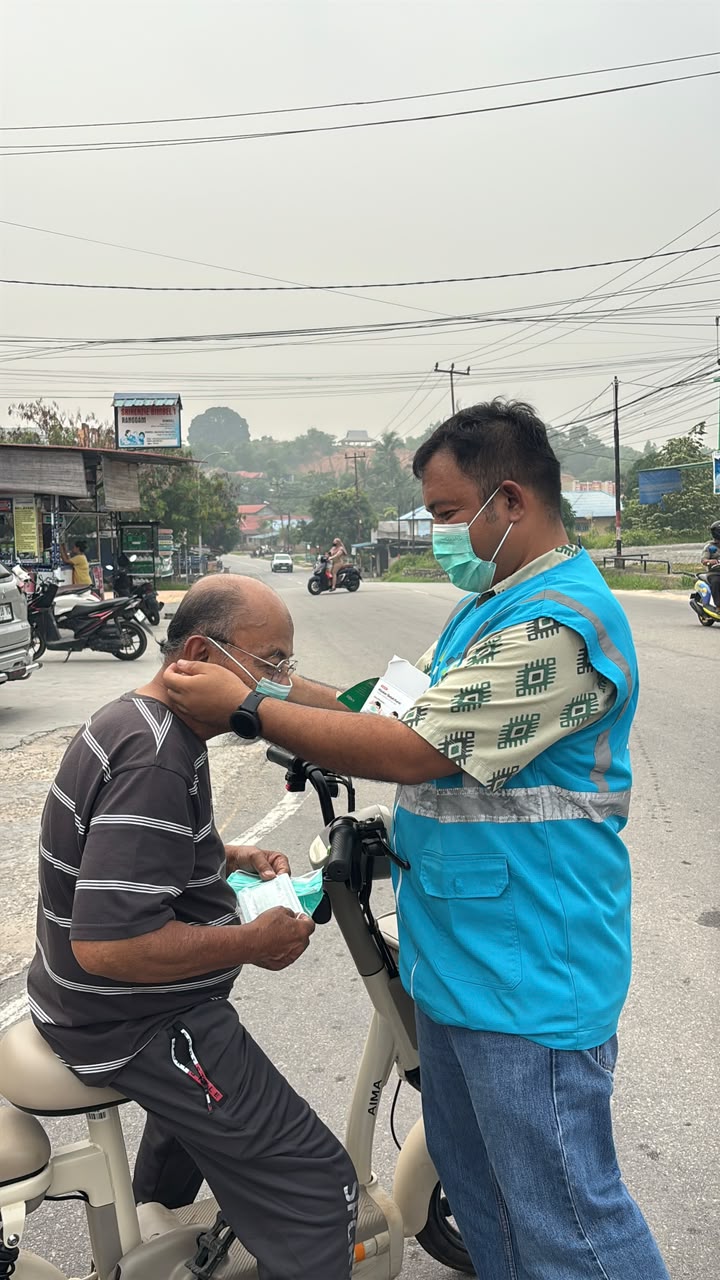 Peduli Kesehatan Masyarakat di Tengah Kabut Asap, PLN Indonesia Power UBP Kepulauan Riau Bagikan Ribuan Masker Gratis